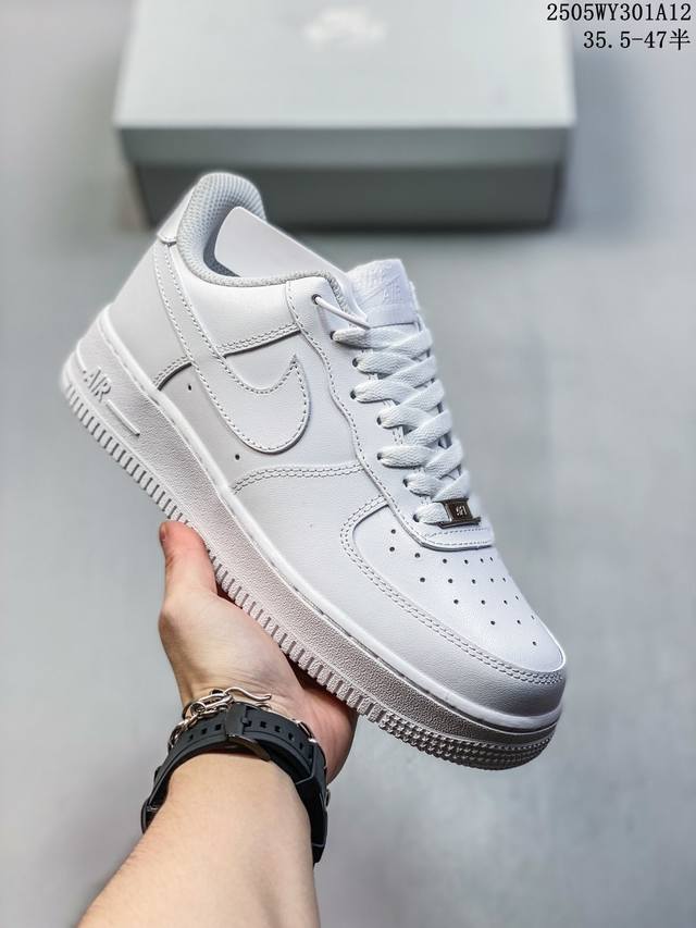 真标带半码耐克Nike Air Force 1“07 Lv8空军一号低帮百搭休闲运动板鞋。柔软、弹性十足的缓震性能和出色的中底设计，横跨复古与现代的外结合，造就
