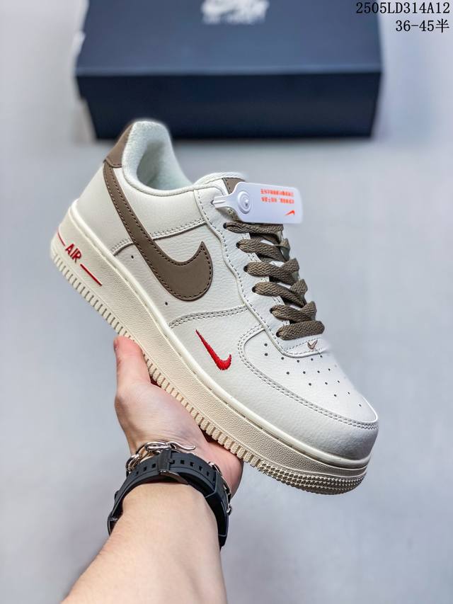 真标带半码耐克Nike Air Force 7 Lv8空军一号低帮百搭休闲运动板鞋。柔软、弹性十足的缓震性能和出色的中底设计，横跨复古与现代的外结合，造就出风靡