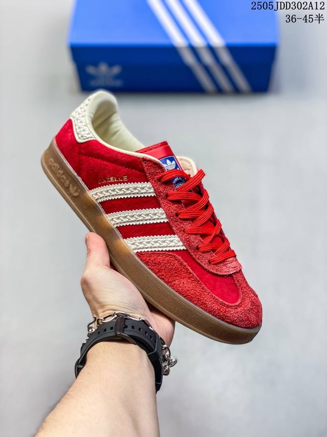 adidas 阿迪达斯 原楦开发版型，采用 正确色卡校准 台产固色丝光猪巴革组合环保纤维革鞋面材质，内嵌缓震Ortholite 欧索莱 透气吸汗鞋垫，缜密拉帮中