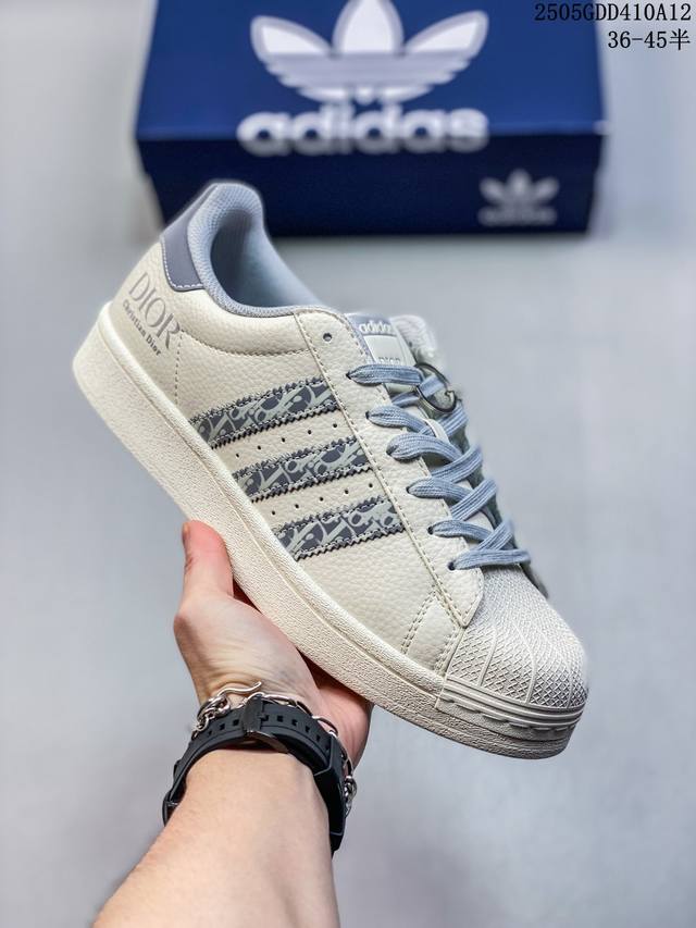 纯原 Clot X Ad Originals Superstar“黑标” #贝壳头权志龙联名限定 贴合柔软皮料白黑雏菊配色 ，这双鞋的整体设计思路和风格可以说很