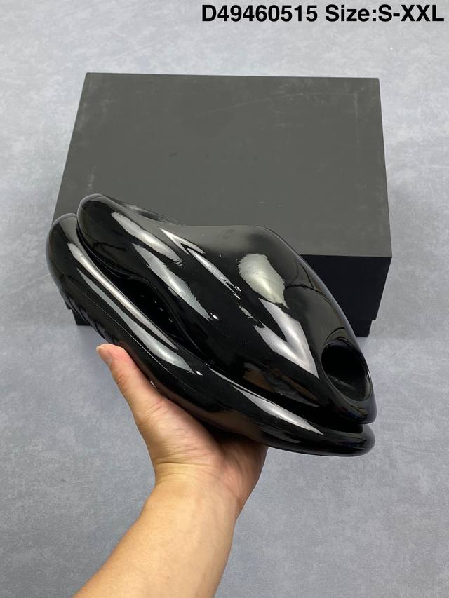 xvessel 鲸碳号 碳纤科技 防滑耐磨一字拖鞋 男女同款 微翘式鞋头设计，响应灵活。采用经典鞋型，融入全新细节点缀，整体简约且富有质感。鞋底耐磨材质搭配丰富