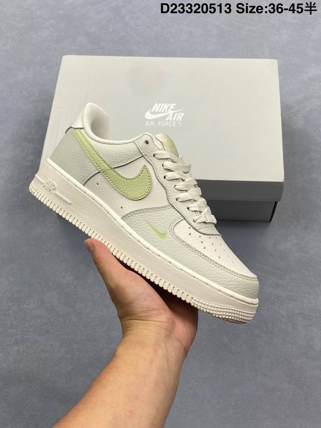 公司级耐克Nike Air Force 1’07 Low空军一号低帮百搭休闲运动板鞋。柔软、弹性十足的缓震性能和出色的中底设计，横跨复古与现代的外型结合，造就出