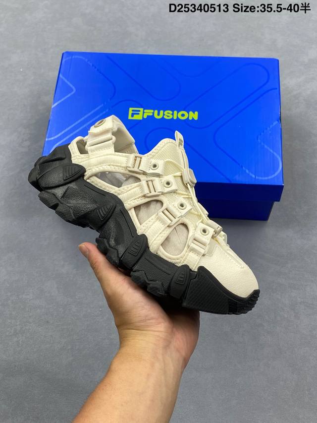 公司级Fila Fusion斐乐潮牌Bianco San 休闲百搭防滑耐磨沙滩凉鞋女款 货号：T12W521704Fa Dsize：35.5-40带半码 编码：