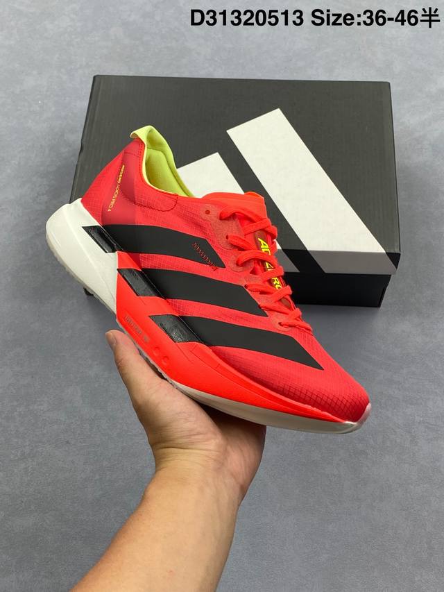 adidas Adizero Adios 4 M 阿迪超轻透气缓震跑鞋 整体外观造型与Adizero Adios Pro Evo 1非常相似 中底配置方面搭载全