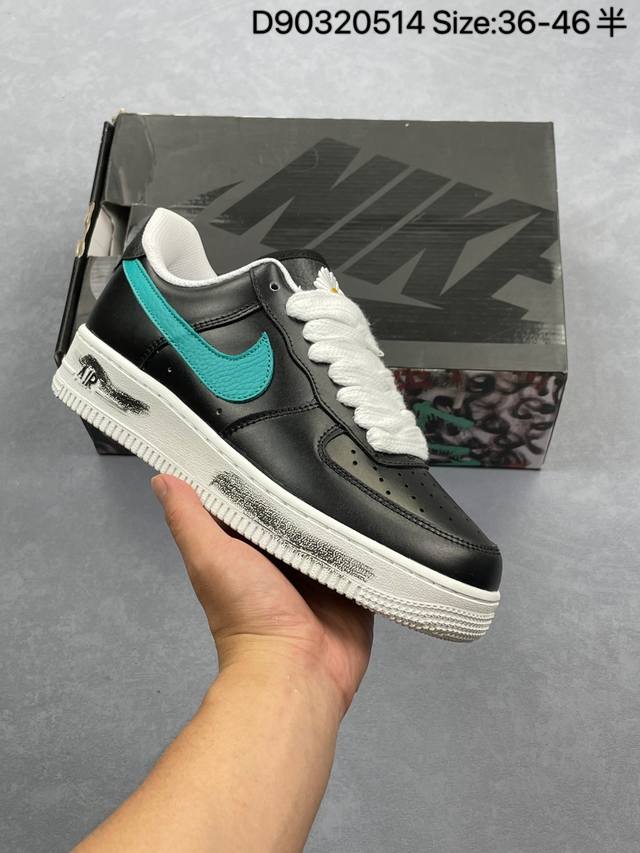 公司级耐克Nike Air Force 1“07空军一号低帮百搭休闲运动板鞋。柔软、弹性十足的缓震性能和出色的中底设计，横跨复古与现代的外型结合，造就出风靡全球