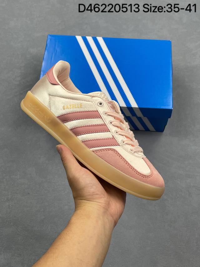 阿迪达斯Adidas Originals Gazelle Indoor 三叶草复古防滑耐磨低帮板鞋 鞋款采用柔软的绒面革和耐用的皮革衬里融合在橡胶外底上 货号：