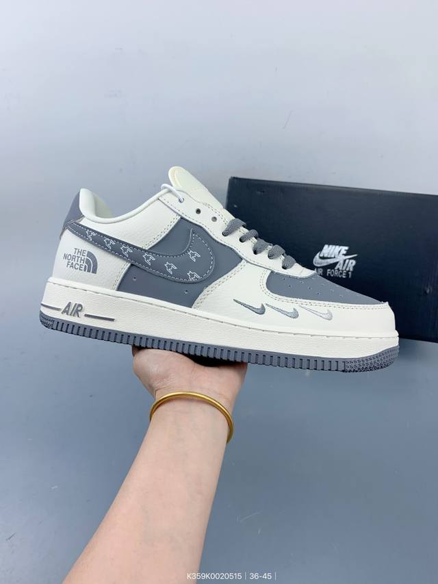 耐克 Nike Air Force 1 '07 Low 空军一号含气垫 低帮百搭厚底增高休闲运动板鞋。柔软、弹性十足的缓震性能和出色的中底设计，横跨复古与现代的