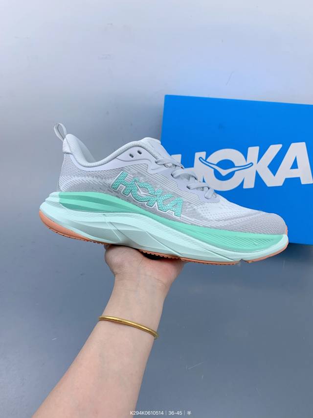 hoka M Bondi 8全新配色 这个品牌来自于新西兰的毛利语，Hoka表示大地，One One表示飞越，连起来就是飞越地平线，One One不是读作“万万
