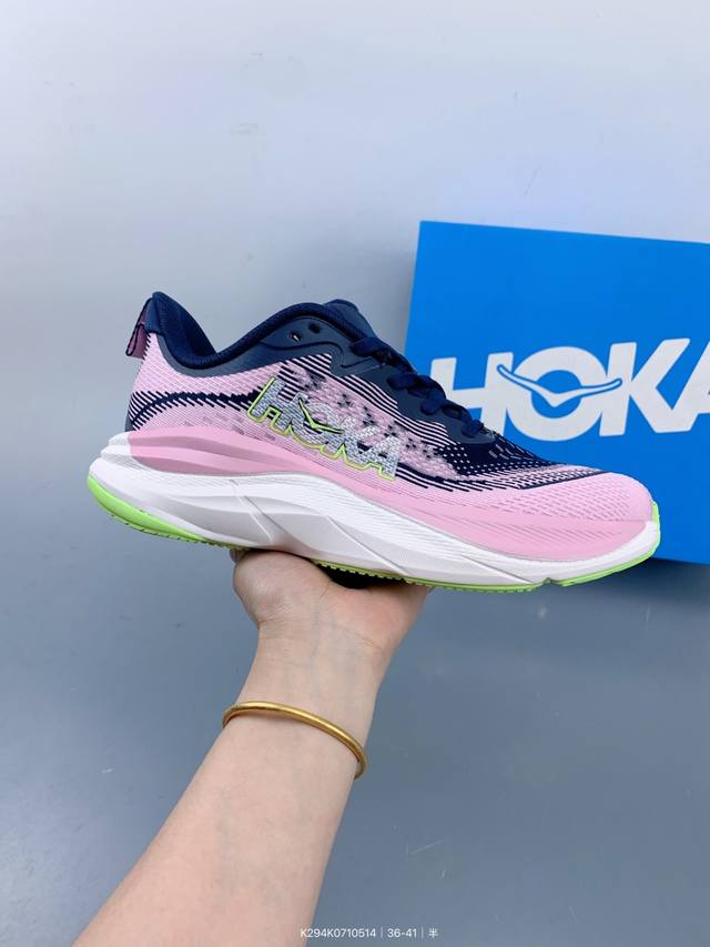 hoka M Bondi 8全新配色 这个品牌来自于新西兰的毛利语，Hoka表示大地，One One表示飞越，连起来就是飞越地平线，One One不是读作“万万