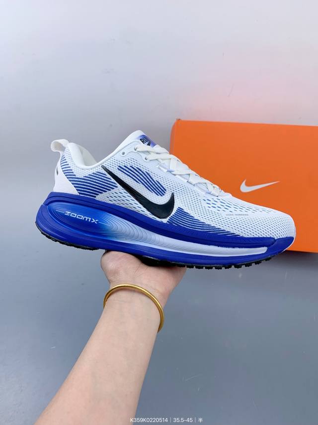 耐克 Nike Vomero 18 厚底增高老爹运动跑步鞋。全新 Vomero 提供比以往更多的緩衝效能以及該系列有史以來最高的鞋底高度，結合 Nike 的 Z