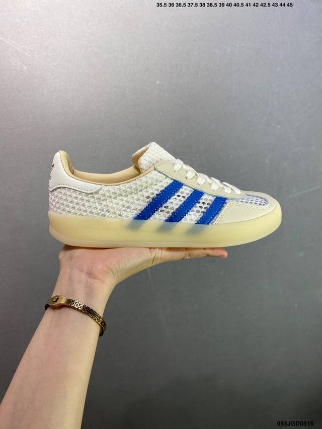 公司级Adidas Originals Gazelle Indoor 米白色 此款鞋延续了橡胶外底和经典款式的传统。优质绒面革鞋面和标志性的3条纹采用明亮的对比