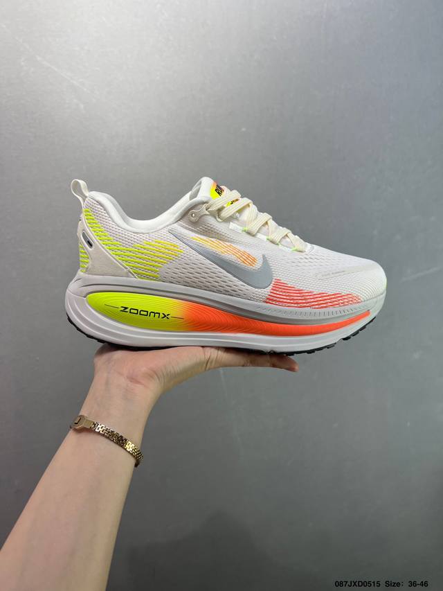 公司级Nk Air Zoom Vomero 18 轻便舒适公路跑步鞋 Hm6803-001 质感柔软 弹力充沛 助力一路畅跑 乐享不停 厚实泡绵缔造舒适的回弹效