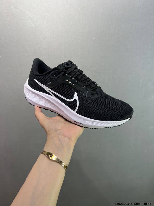 特价Nike Air Zoom Pegasus 登月跑鞋 网面透气跑步鞋 兼顾迅疾外观和稳固脚感 后跟覆面和中足动态支撑巧妙融合 缔造稳定顺畅的迈步体验 采用密