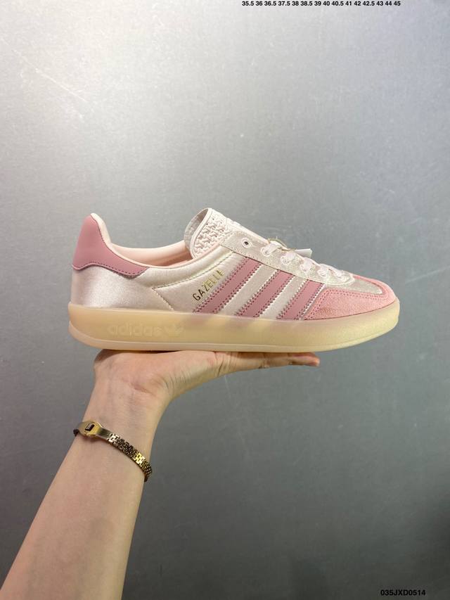 公司级Adidas Originals Gazelle Indoor 粉色 此款鞋延续了橡胶外底和经典款式的传统。优质绒面革鞋面和标志性的3条纹采用明亮的对比色