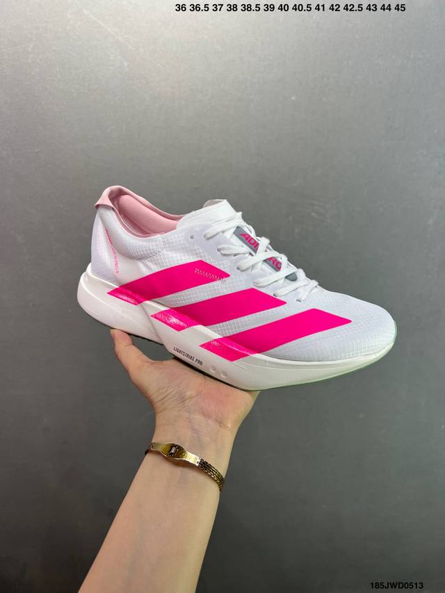 公司级Adidas Adizero Adios 阿迪超轻透气缓震跑鞋 整体外观造型与Adizero Adios Pro Evo 1非常相似 中底配置方面搭载全掌