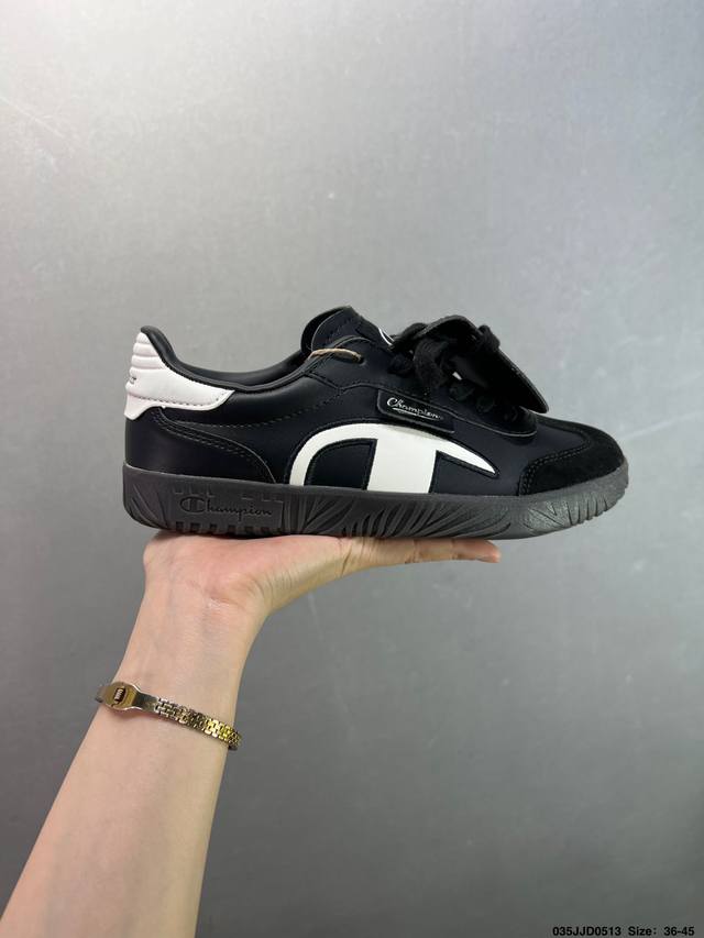 champion Champ T-Trainer 复古单品 冠军经典德训鞋型，运用简洁的色彩搭配，简约休闲。以80年代经典复古鞋形体为篮本，整体造型干练又释放出