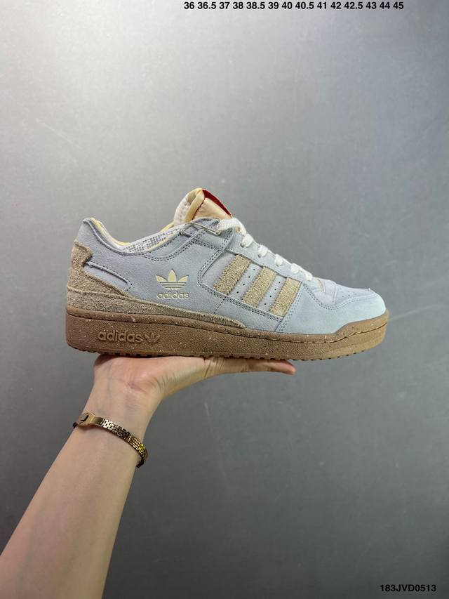 公司级阿迪达斯 Adidas Forum 84 Low 低帮百搭潮流休闲运动板鞋。以复古篮球鞋的外形为基础，采用皮革拼接，简约百搭，更加贴合舒适。中底内侧网格造