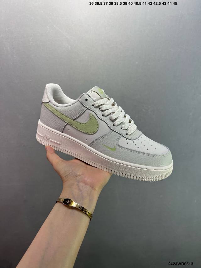 公司级耐克Nike Air Force 1’07 Low空军一号低帮百搭休闲运动板鞋。柔软、弹性十足的缓震性能和出色的中底设计，横跨复古与现代的外型结合，造就出