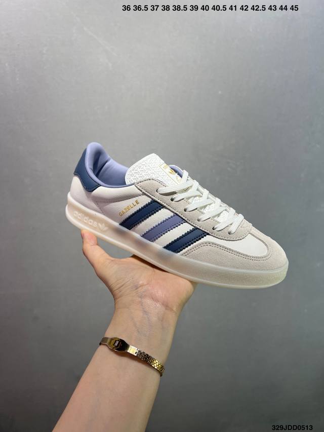 阿迪达斯 Adidas Originals Gazelle Indoor复古三叶草防滑透明橡胶板鞋经典运动鞋。这款经典鞋,忠于原版设计,缀撞色三条纹和鞋跟饰片。