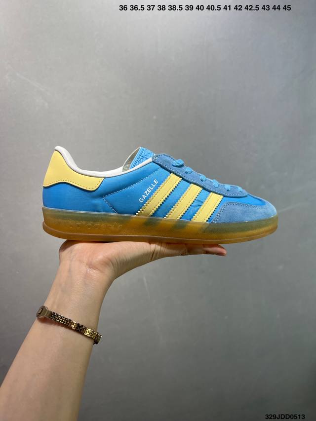 阿迪达斯 Adidas Originals Gazelle Indoor复古三叶草防滑透明橡胶板鞋经典运动鞋。这款经典鞋,忠于原版设计,缀撞色三条纹和鞋跟饰片。
