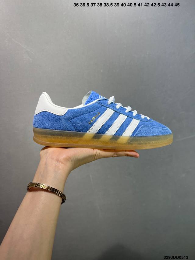 阿迪达斯 Adidas Originals Gazelle Indoor复古三叶草防滑透明橡胶板鞋经典运动鞋。这款经典鞋,忠于原版设计,缀撞色三条纹和鞋跟饰片。