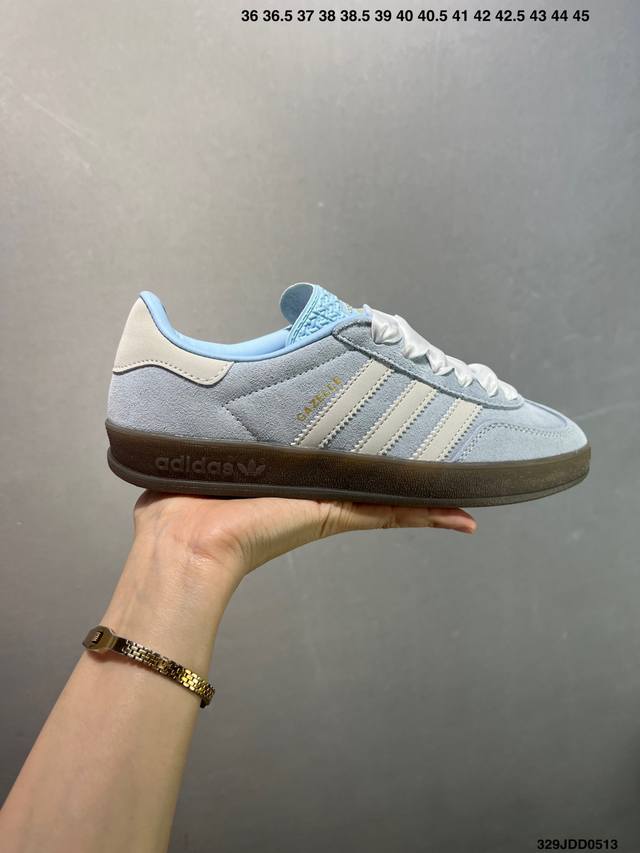 阿迪达斯 Adidas Originals Gazelle Indoor复古三叶草防滑透明橡胶板鞋经典运动鞋。这款经典鞋,忠于原版设计,缀撞色三条纹和鞋跟饰片。