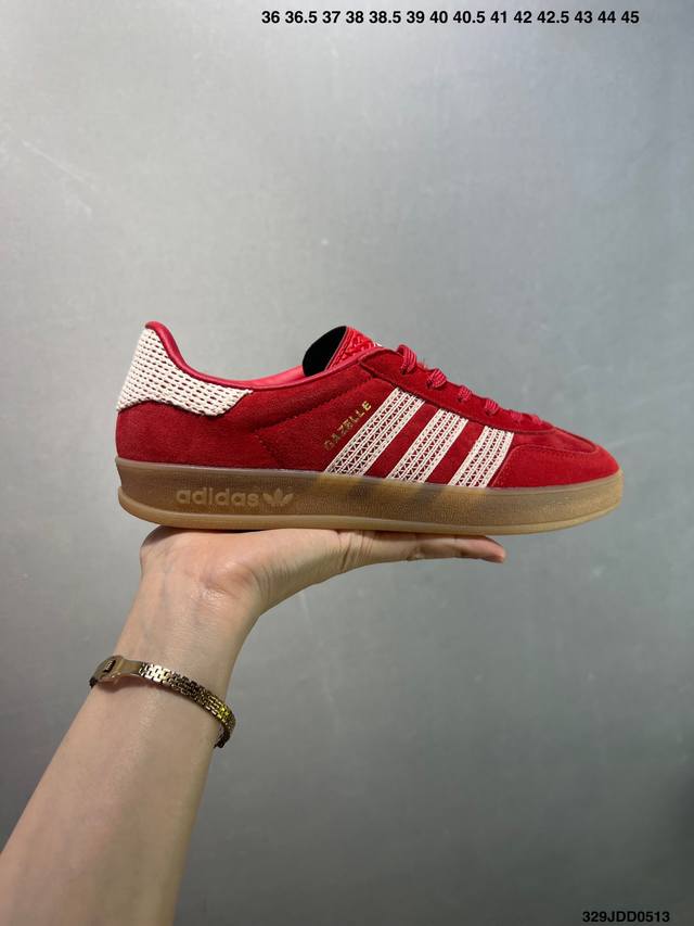 阿迪达斯 Adidas Originals Gazelle Indoor复古三叶草防滑透明橡胶板鞋经典运动鞋。这款经典鞋,忠于原版设计,缀撞色三条纹和鞋跟饰片。