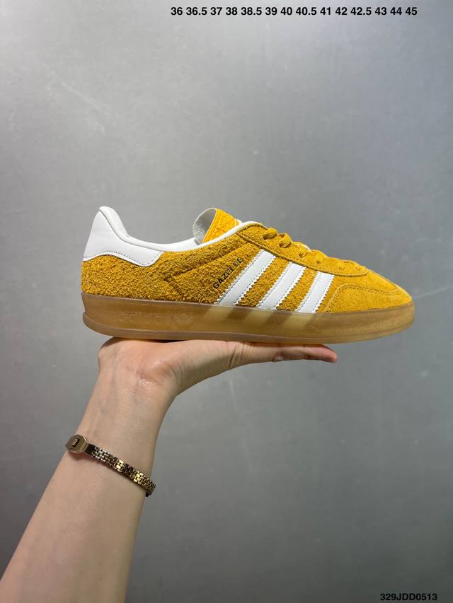 阿迪达斯 Adidas Originals Gazelle Indoor复古三叶草防滑透明橡胶板鞋经典运动鞋。这款经典鞋,忠于原版设计,缀撞色三条纹和鞋跟饰片。