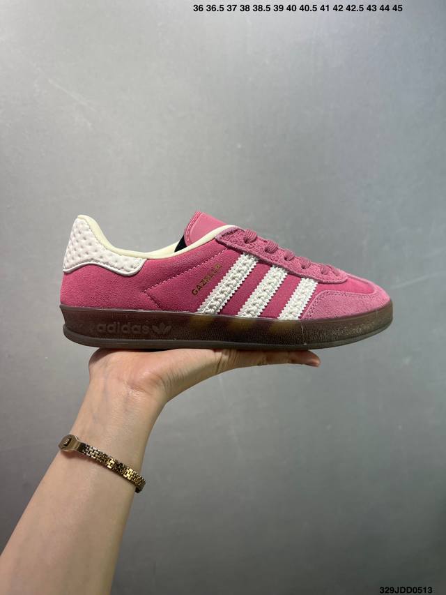 阿迪达斯 Adidas Originals Gazelle Indoor复古三叶草防滑透明橡胶板鞋经典运动鞋。这款经典鞋,忠于原版设计,缀撞色三条纹和鞋跟饰片。