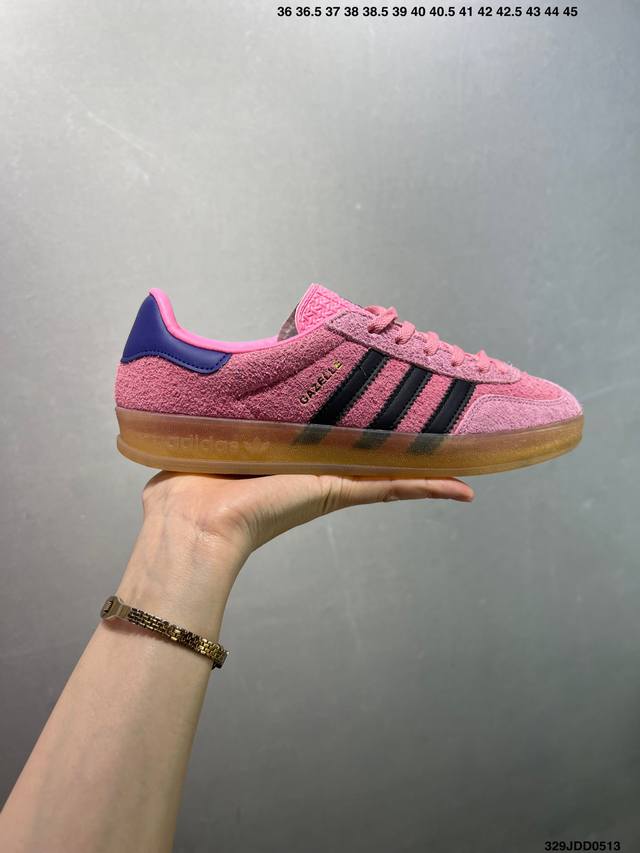 阿迪达斯 Adidas Originals Gazelle Indoor复古三叶草防滑透明橡胶板鞋经典运动鞋。这款经典鞋,忠于原版设计,缀撞色三条纹和鞋跟饰片。