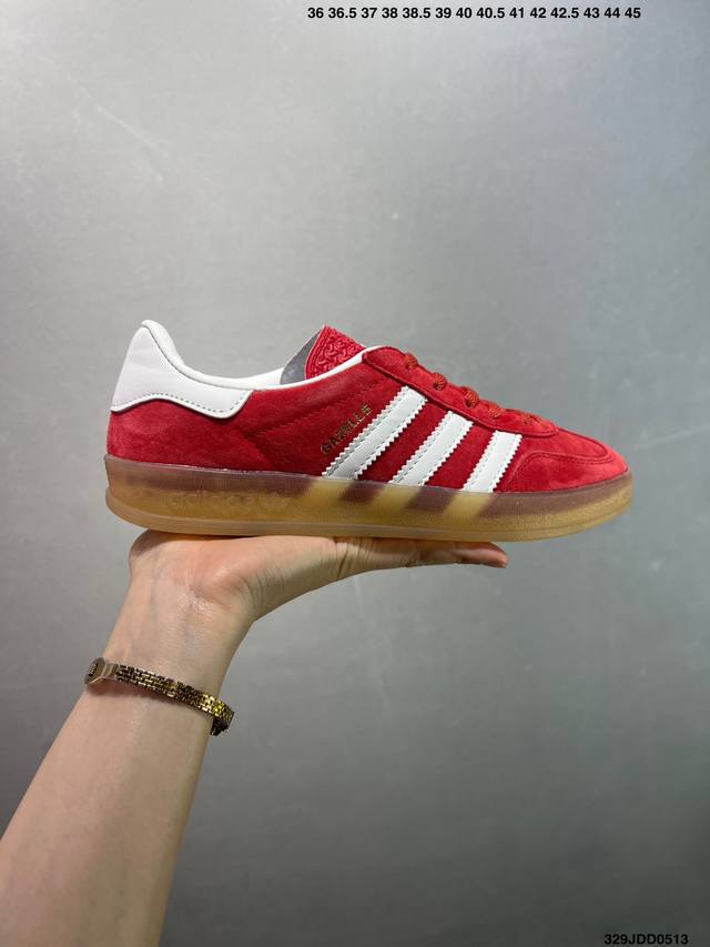 阿迪达斯 Adidas Originals Gazelle Indoor复古三叶草防滑透明橡胶板鞋经典运动鞋。这款经典鞋,忠于原版设计,缀撞色三条纹和鞋跟饰片。