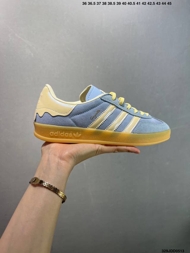 阿迪达斯 Adidas Originals Gazelle Indoor复古三叶草防滑透明橡胶板鞋经典运动鞋。这款经典鞋,忠于原版设计,缀撞色三条纹和鞋跟饰片。