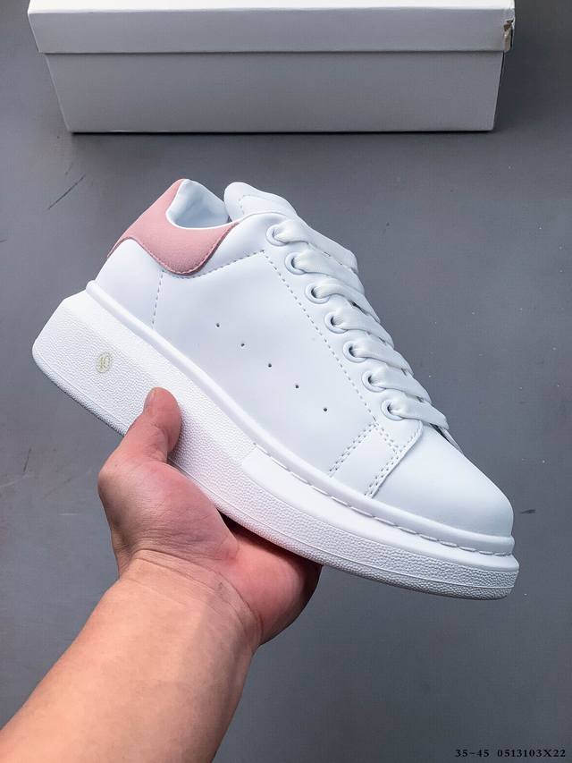 alexander Mcqueen 麦昆 经典款 想不出有任何理由不收它！面料采用进口丝绸亚光原版牛皮 最新材料 水染羊皮内里，牛皮垫脚 原版大底 回弹度极佳