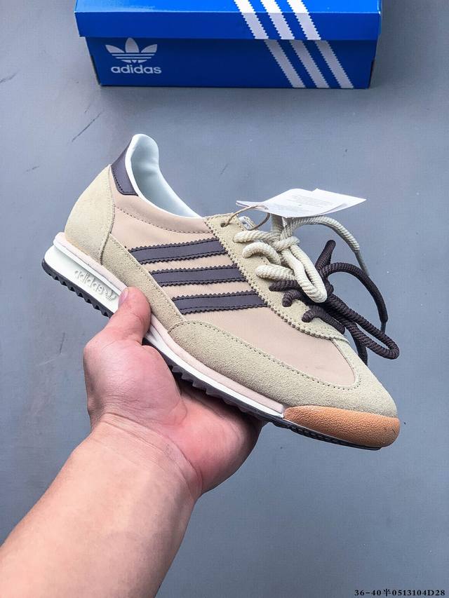 阿迪达斯Adidas Sl 72 Rs 全新重置版本，将这款复古鞋型用尼龙材质呈现，最终拼接麂皮材质，让该鞋型上脚既有舒适透气性又有满满的复古质感 0513Qd