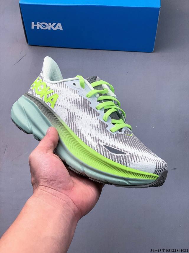 hoka One One 克利夫顿9 轻量级缓震跑步鞋！鞋款延续克利夫顿的最佳品质，继续呈现极致柔软和超凡轻盈的完美组合。 全新的鞋面加大透气网孔，提升后跟部位