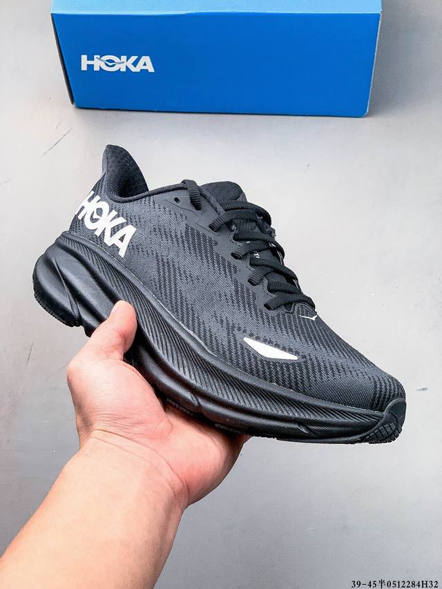 hoka One One 克利夫顿9 轻量级缓震跑步鞋！鞋款延续克利夫顿的最佳品质，继续呈现极致柔软和超凡轻盈的完美组合。 全新的鞋面加大透气网孔，提升后跟部位