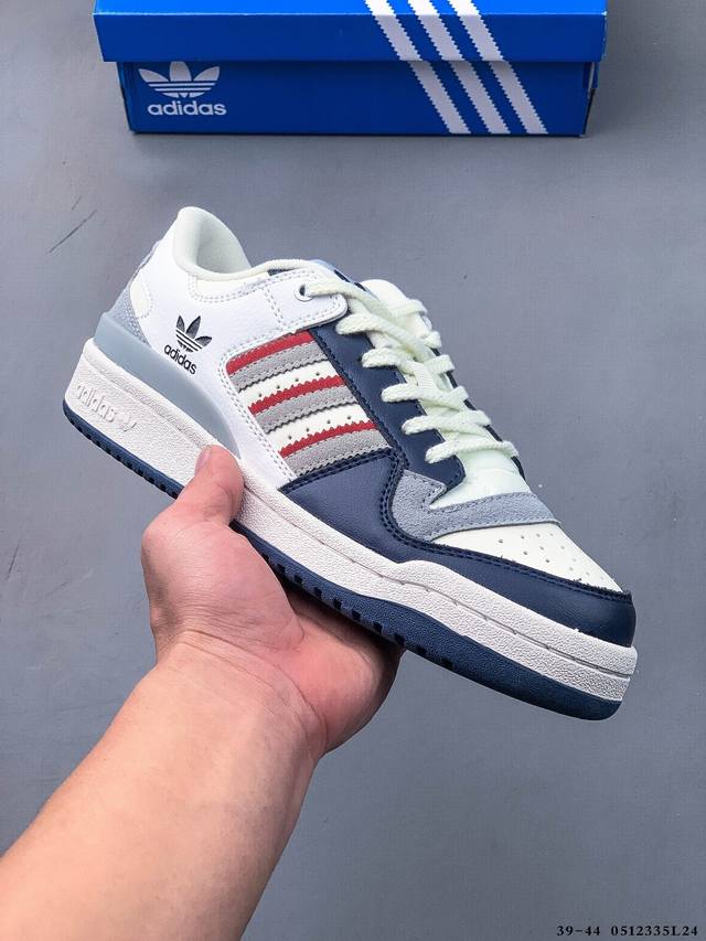 阿迪达斯 Adidas Originals Forum 84 Low Adv 低帮百搭潮流休闲运动板鞋。以复古篮球鞋的外形为基础，采用皮革拼接，简约百搭，更加贴
