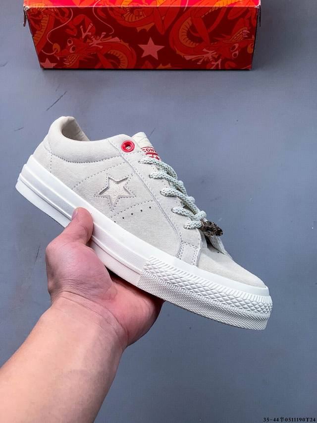 匡威 Converse One Star 1970S 杰克一星低帮 经典 One Star 款式 自然优雅搭配标志性的One Star Logo，凸显充满现代感