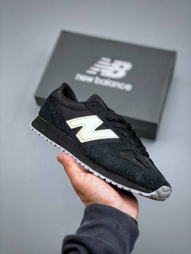 new Balance 471系列 复古轻便平衡生活休闲鞋 上架实拍以复古跑鞋设计为灵感，融合现代舒适科技，重塑街头与日常穿搭的潮流风格。延续Nb标志性的流畅鞋
