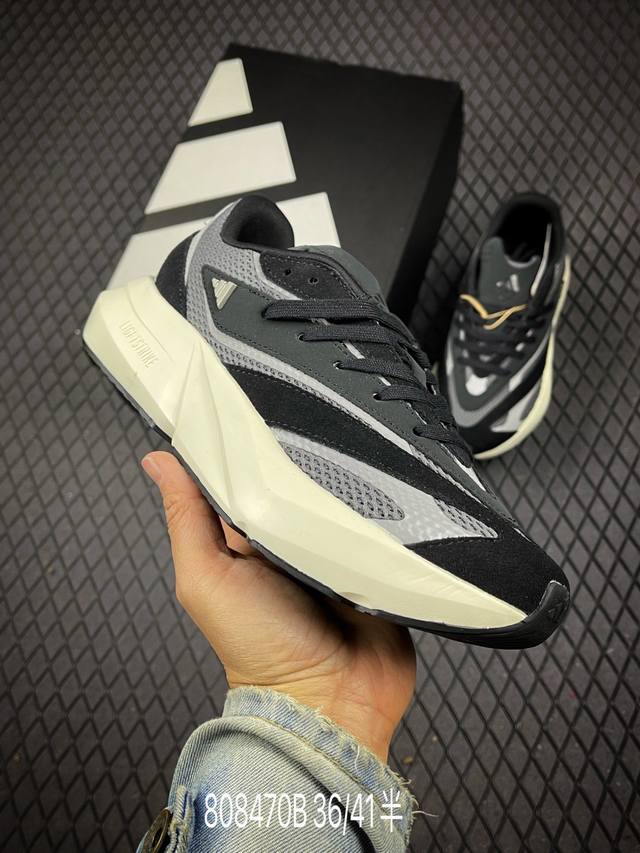 b 阿迪达斯Adidas Lightblaze 舒适防滑 新款阿迪达斯低帮跑步鞋极致轻盈的Lightweight Upper设计 带来近乎裸足的舒适体验 中底采