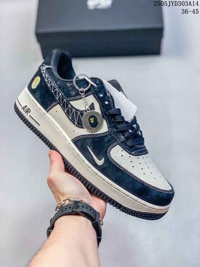 公司级耐克Nike Air Force 1“07 空军一号低帮百搭休闲运动板鞋。柔软、弹性十足的缓震性能和出色的中底设计，横跨复古与现代的外结合，造就出风靡全球