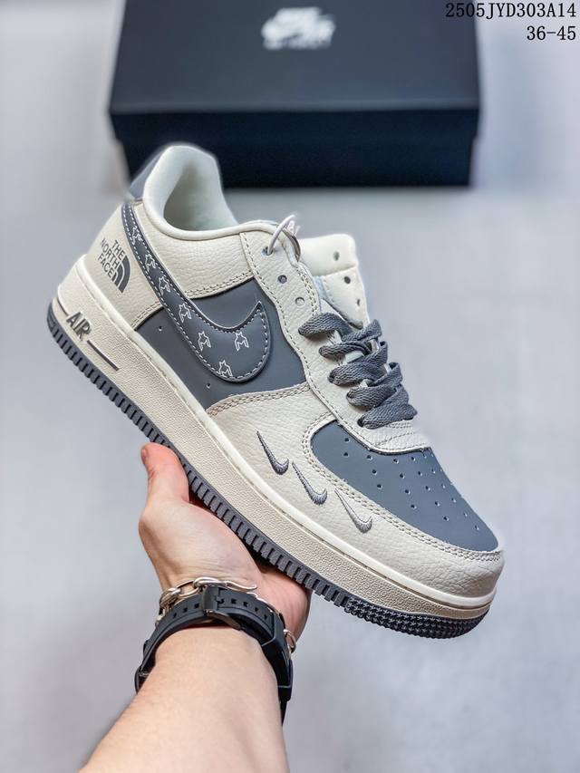 公司级耐克Nike Air Force 1“07 空军一号低帮百搭休闲运动板鞋。柔软、弹性十足的缓震性能和出色的中底设计，横跨复古与现代的外结合，造就出风靡全球