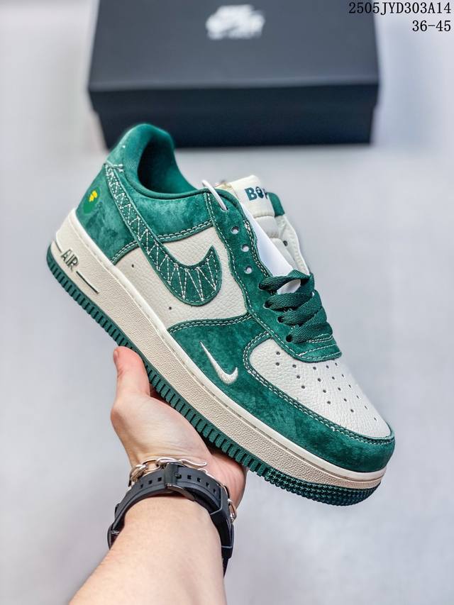 公司级耐克Nike Air Force 1“07 空军一号低帮百搭休闲运动板鞋。柔软、弹性十足的缓震性能和出色的中底设计，横跨复古与现代的外结合，造就出风靡全球