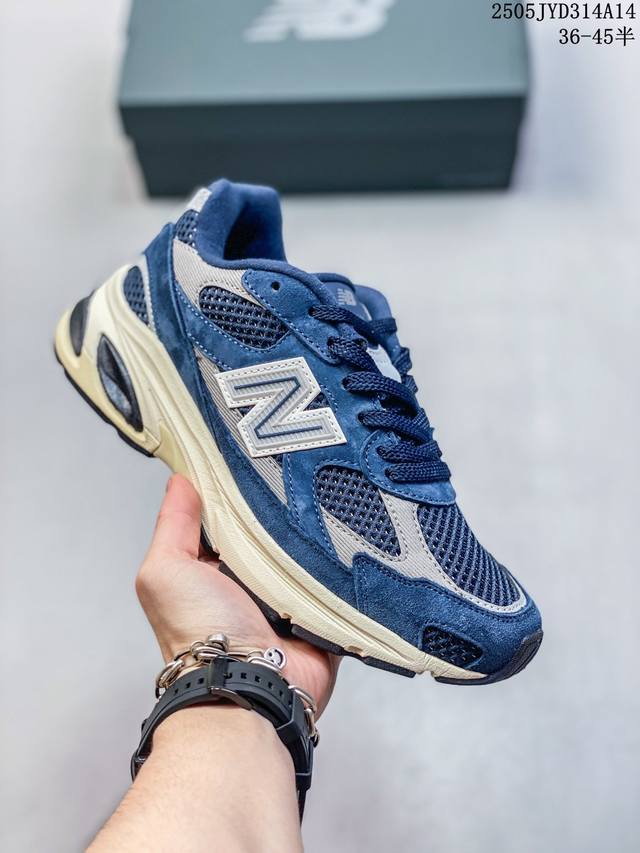 新百伦New Balance 2010系列 复古休闲跑步鞋 U2010Etb 鞋面的柔软麂皮搭配尼龙网布，特别透气而且还复古感，不管是搭配牛仔裤还工装裤都是百搭