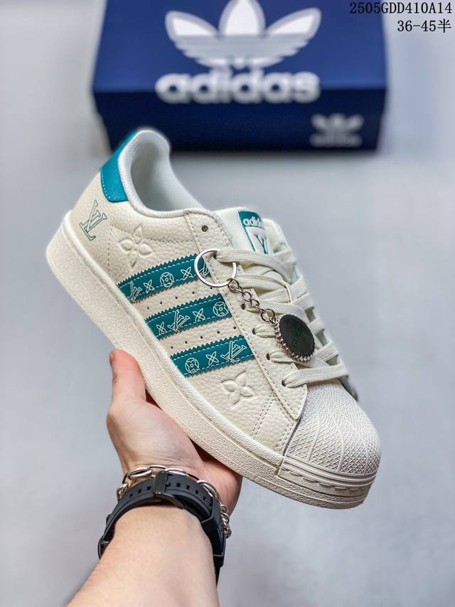 纯原 Clot X Ad Originals Superstar “金标” #贝壳头Lv限定 贴合柔软皮料米白蓝印花经典配色 ，这其中也包括我们非常熟知的Clo