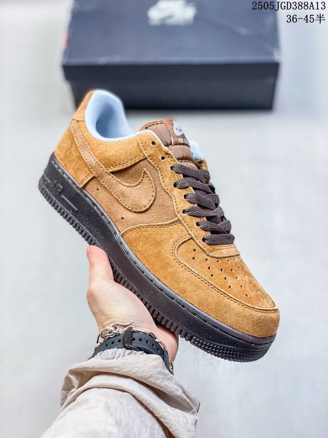 公司级带半码耐克Nike Air Force 7 Lv8空军一号低帮百搭休闲运动板鞋。柔软、弹性十足的缓震性能和出色的中底设计，横跨复古与现代的外结合，造就出风