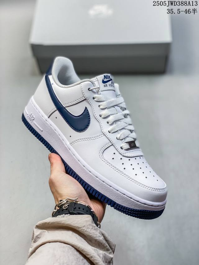 公司级带半码耐克Nike Air Force 1“07 Lv8空军一号低帮百搭休闲运动板鞋。柔软、弹性十足的缓震性能和出色的中底设计，横跨复古与现代的外结合，造