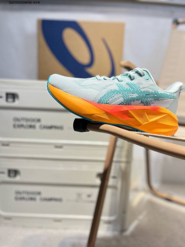 asics Novablast 5亚瑟士经典跑鞋 如今机能风和户外风吹得正劲，便是主打“Urban Outdoor机能越野风格”，城市和户外场景都能轻松应对。关
