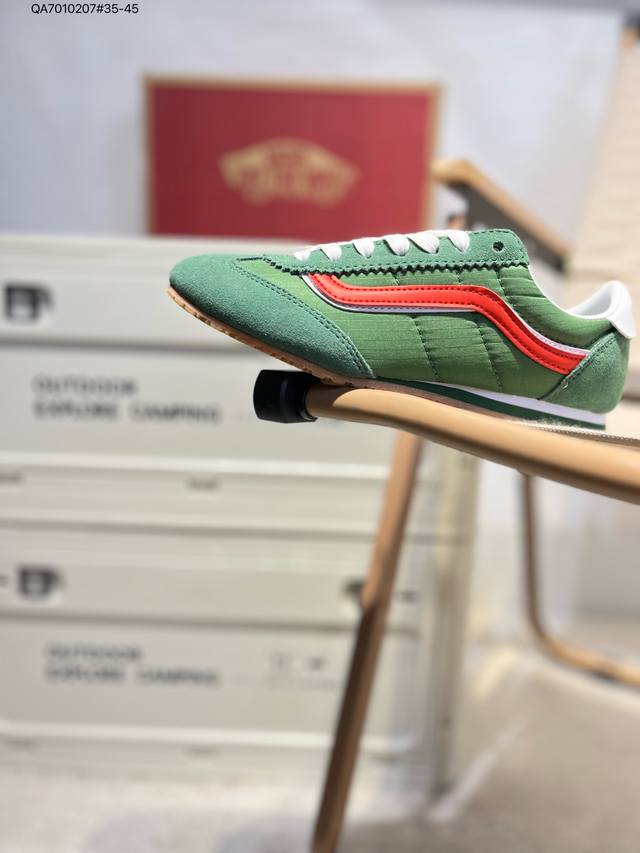 vans Super Lowpro 复古薄底 Vans Super Lowpro 的原型为 Vans 在上世纪 80 年代推出的一款竞赛鞋 Style 8 Qa
