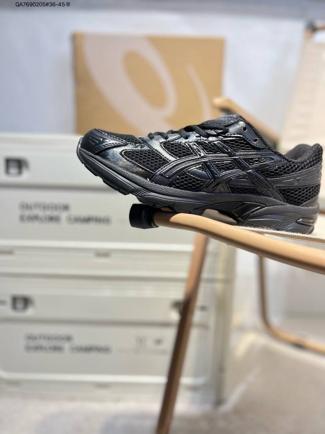 asics Gel-1 亚瑟士经典跑鞋 如今机能风和户外风吹得正劲，便是主打“Urban Outdoor机能越野风格”，城市和户外场景都能轻松应对。关键是跑鞋的